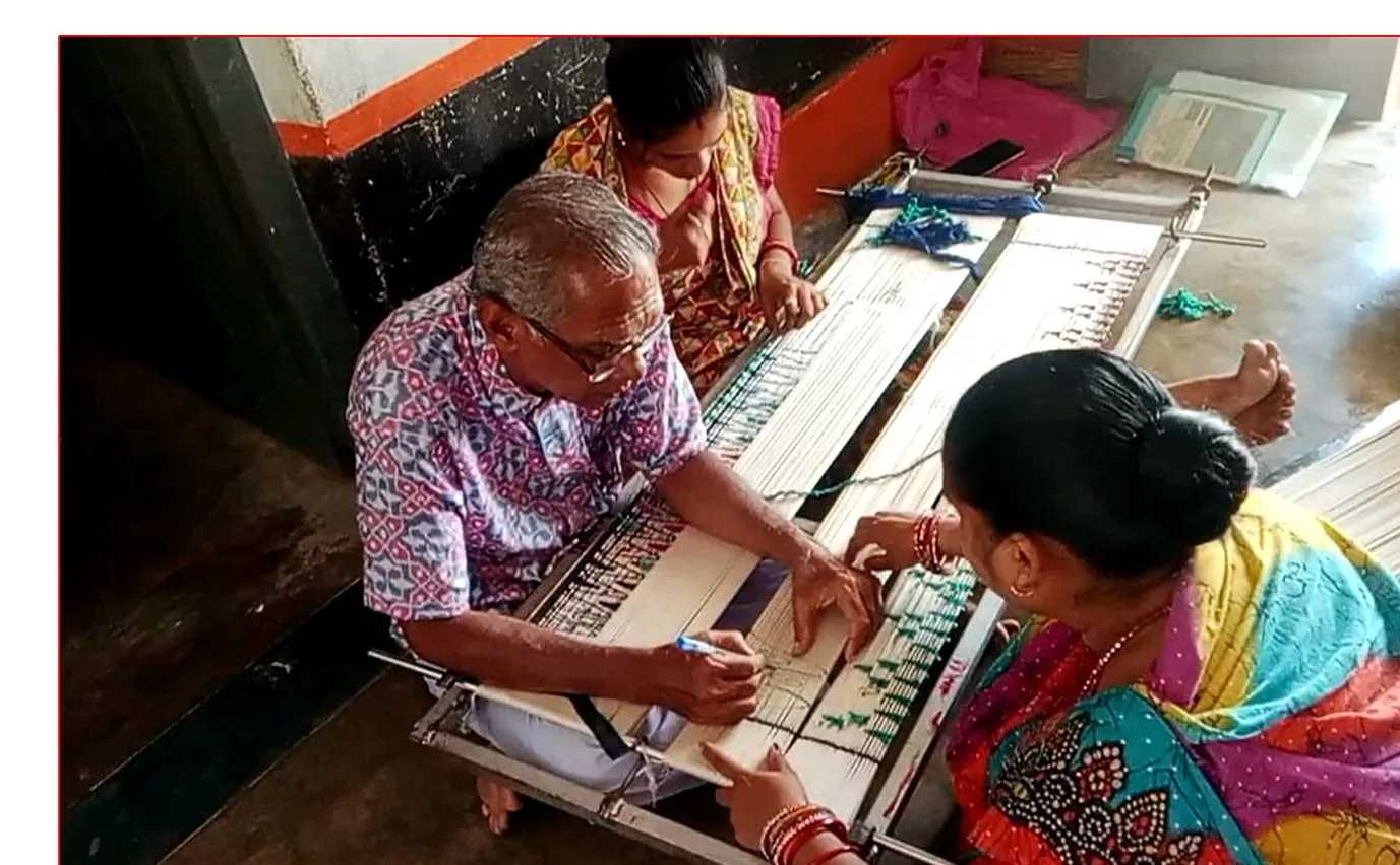 Marking Bandha on stretched warp at Kapabari
